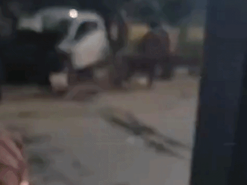 गुरुग्राम में द्वारका एक्सप्रेसवे पर एक्सीडेंट के बाद रेस्क्यू करते राहगीर और पुलिस जवान।