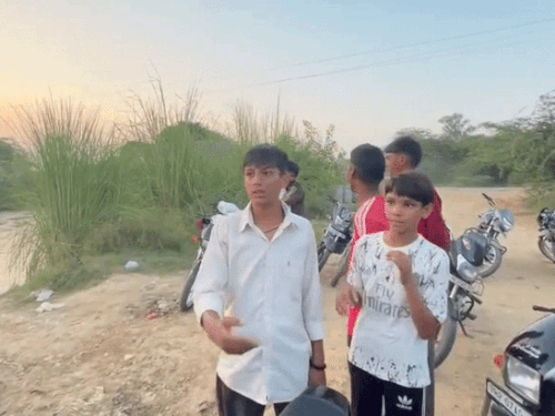 घटना के बाद वरुण के दोस्त किनारे पर बैठकर रोने लगे। पूछताछ में उन्होंने सारी घटना बताई।