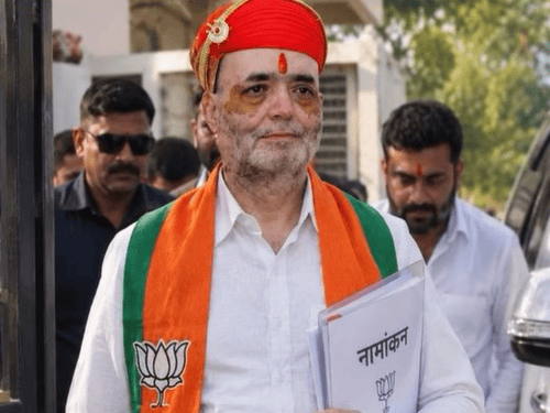 राजसमंद के नाथद्वारा से पार्षद प्रदीप काबरा सभापति पद के दावेदार थे। नामांकन भरने निकले थे, लेकिन लापता हो गए।