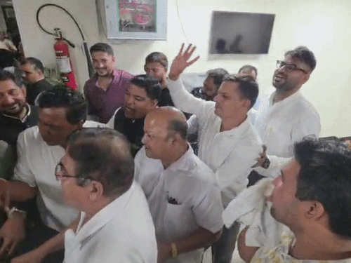 अजमेर में भाजपा कैंडिडेट के आरोपों के बाद नगर निगम में दोनों पार्टियों के समर्थक हंगामा कर रहे हैं।