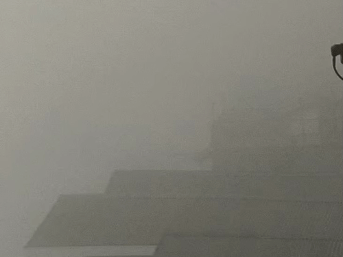 हिमाचल प्रदेश के शिमला में गुरुवार सुबह धुंध छा गई। इसके चलते विजिबिलिटी घट गई।