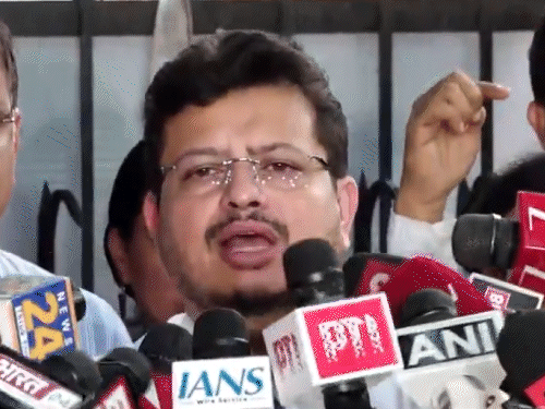 TMC के दोनों गुटों के प्रतिनिधियों ने चुनाव आयोग के अधिकारियों से दिल्ली में मुलाकात की थी।