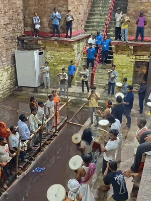 रात 12 बजे 101 डमरू वादन के साथ लोलार्क कुंड का पूजन हुअए।