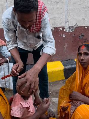 स्नान से पहले बच्चों का मुंडन कराया गया।