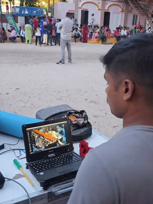 कुंड में स्नान के दौरान सुरक्षा के लिए ड्रोन से भीड़ पर नजर रखी जा रही है।