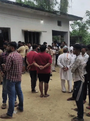 घटना की जानकारी मिलते ही रिश्तेदार और गांव वाले मौके पर पहुंचे।