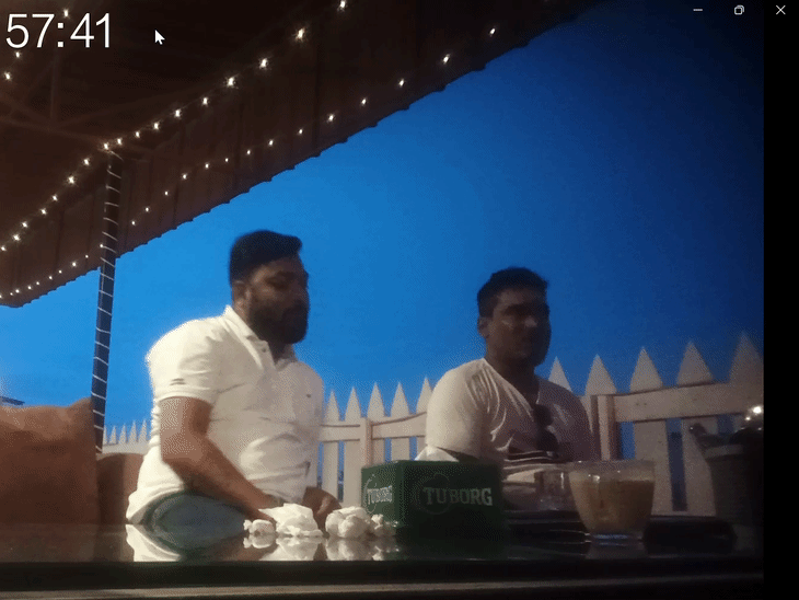 दलाल ओम (टी-शर्ट और चश्मे में ) बताता है कि लड़की का घर काठमांडू में पहाड़ों के बीच है। यह सिलीगुड़ी बॉर्डर के पास है। दार्जिलिंग वहां से नजदीक है।