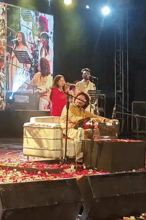 कुमार सत्यम ने कॉन्सर्ट में भक्ति गीत गाए। वह सूफी भजनों के लिए भी जाने जाते हैं।