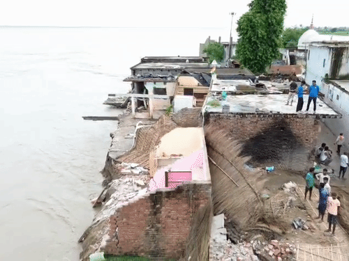 उत्तर प्रदेश के बाराबंकी में कटान से कई घर सरयू नदी में समा चुके हैं। कुछ लोग अपने हाथ से घर तोड़कर उसके दरवाजे, ईंट, खिड़की निकालकर ले जा रहे हैं।