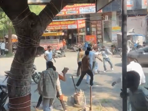 हमले से बचने के लिए भागते लोग।