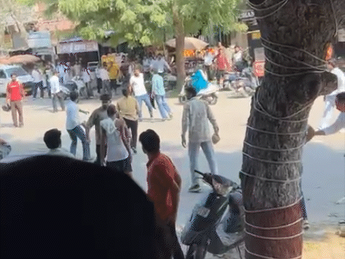 मॉडल टाउन में एक-दूसरे पर पथराव करते छात्र।
