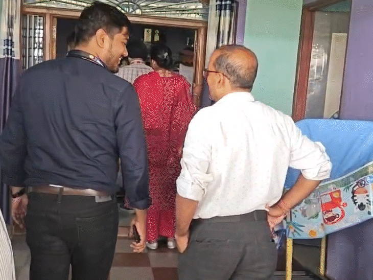 टीम घर में मौजूद दस्तावेजों और संपत्ति से जुड़े रिकॉर्ड की जांच कर रही है।