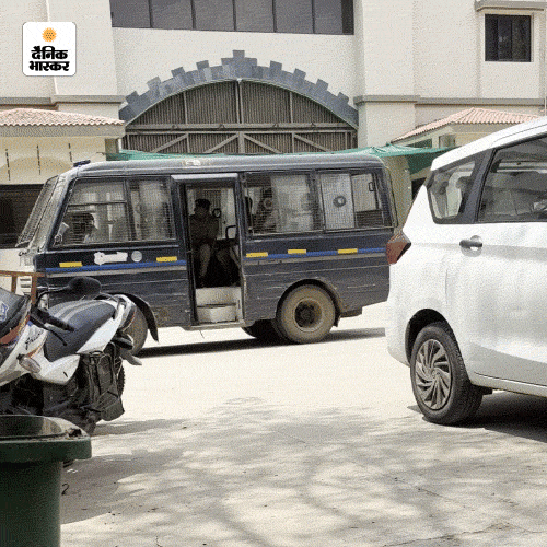 साबरमती सेंट्रल जेल की पुरानी जेल में जाने के लिए यही गेट है। सूत्रों के मुताबिक, इसी में मौजूद बैरक में लॉरेंस को रखा गया है।