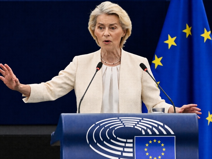 EU चीफ उर्सुला फॉन डेर लेयेन यूरोपीय संसद को संबोधित करती हुई।