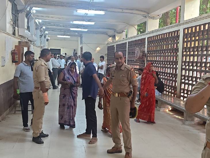पुलिस जब हत्यारे सुभाष को कोर्ट से लेकर जा रही थी, तो मां ने उसे रोका और पर्स से रुपए निकालकर दिए।