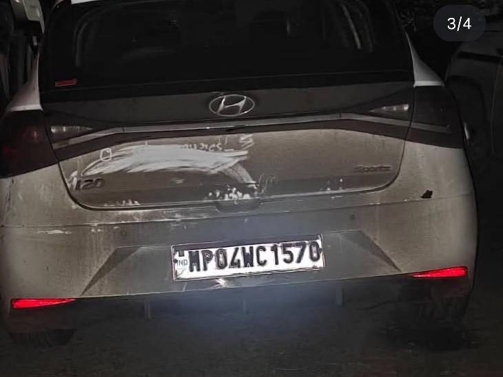 इस कार में सवार थे सभी बदमाश।