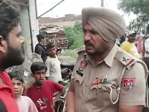 जालंधर में बच्चे के परिजनों से बात करती पुलिस।