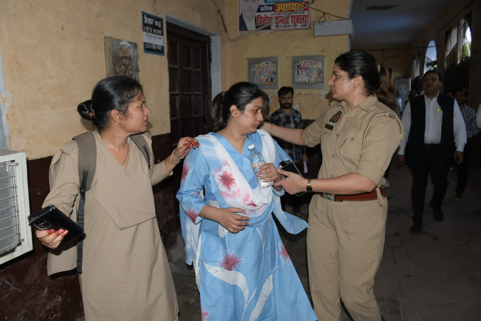 बुधवार (16 सितंबर) को कानपुर पुलिस ने कारोबारी की बहू को कोर्ट में पेश किया, तो वह दुपट्‌टे से चेहरा छिपाती रही।