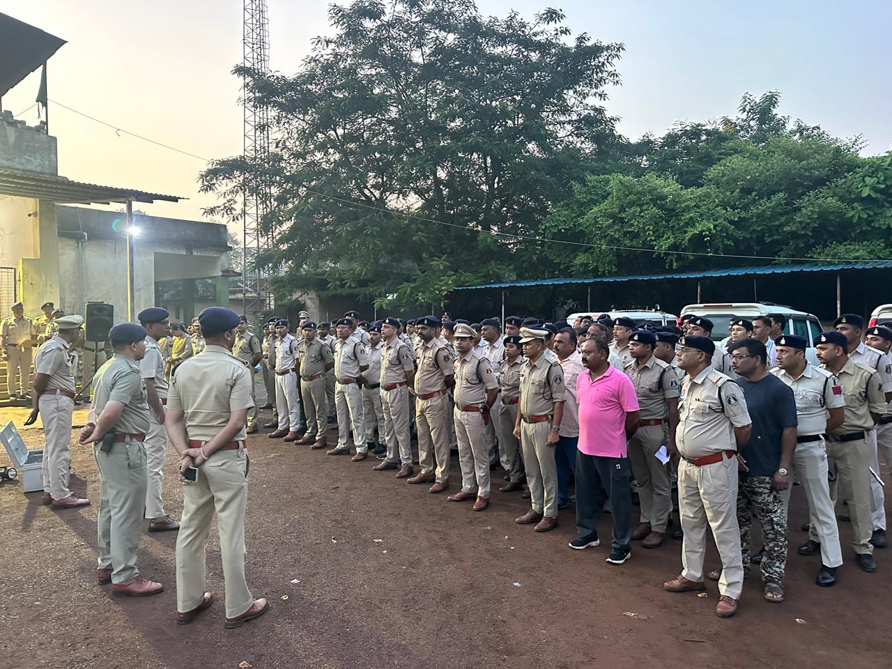 करीब 100 जवानों की टीम ने जेल के बैरक की जांच की।