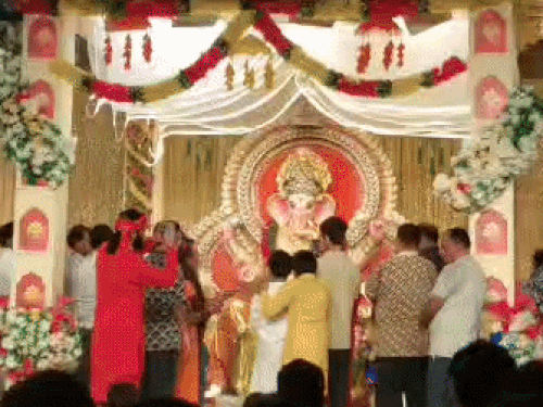 हुडा कॉम्प्लेक्स में भगवान गणेश की आरती करते हुए।