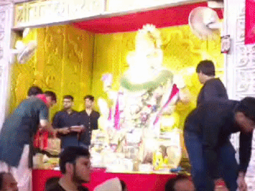 दुर्गा भवन मंदिर में गणेश प्रतिमा की पूजा करते हुए।