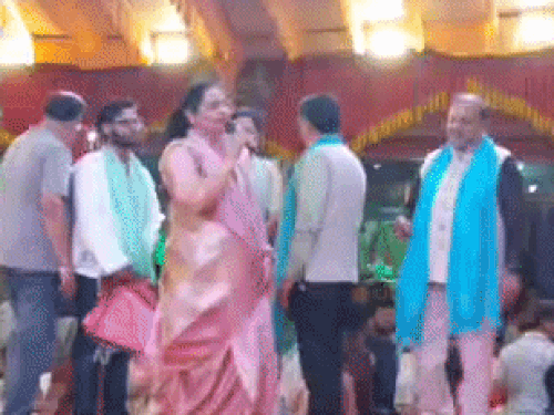 गणेश उत्सव में भजन सुनाते हुए पूर्व एमपी सुनीता दुग्गल।