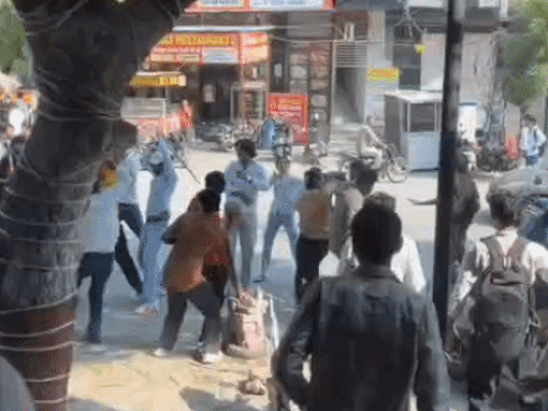 रोहतक के मॉडल टाउन में छात्रों के बीच झगड़े का वीडियो। - Dainik Bhaskar
