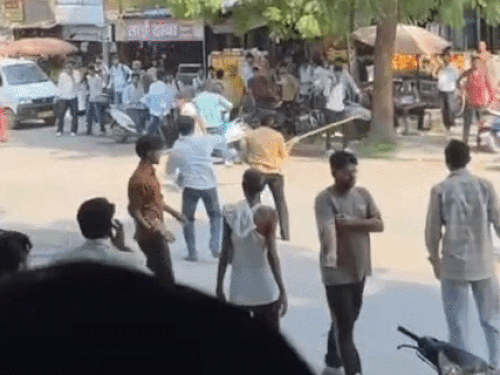 लाठी-डंडे लेकर भागते छात्र।