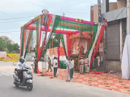 नारनौल में मूर्ति अनावरण कार्यक्रम रद्द होने पर टेंट उतारते वर्कर।