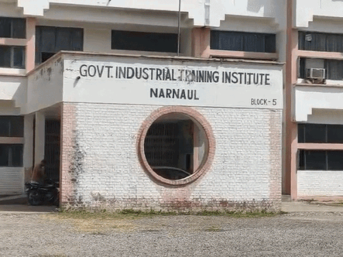 नारनौल में इसी सरकारी आईटीआई में स्टूडेंट के साथ मारपीट करने की बात सामने आई है।