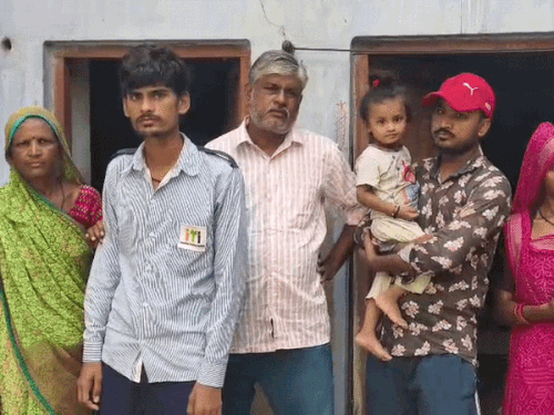 नारनौल में परिवार के साथ मौजूद छात्र अरुण।