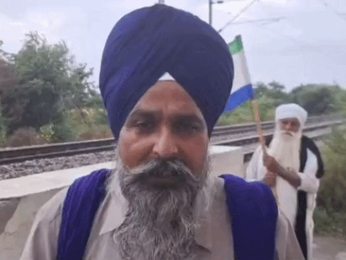 किसान मजदूर कमेटी पंजाब के नेता सरवन सिंह पंधेर जानकारी देते हुए।
