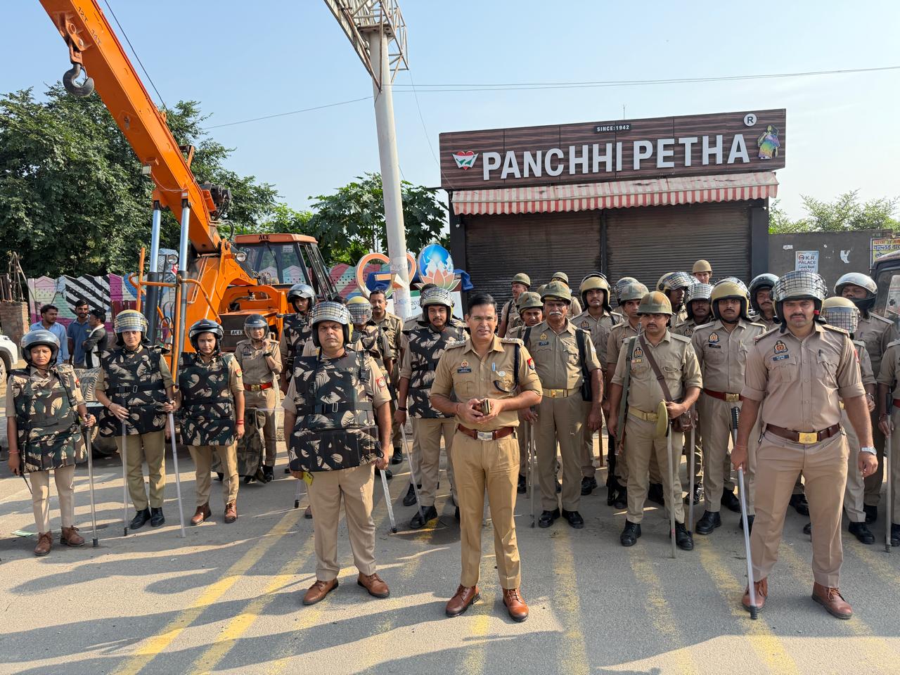 प्रदर्शनकारियों को रोकने के लिए तैनात फोर्स।
