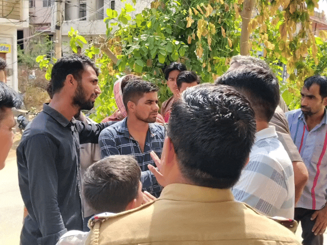ग्रामीणों के थाने पहुंचने के बाद पुलिस अधिकारियों ने उन्हें समझाने का प्रयास किया।