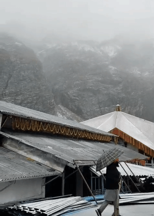 उत्तराखंड के हेमकुंड साहिब में गुरुवार को बर्फबारी हुई।