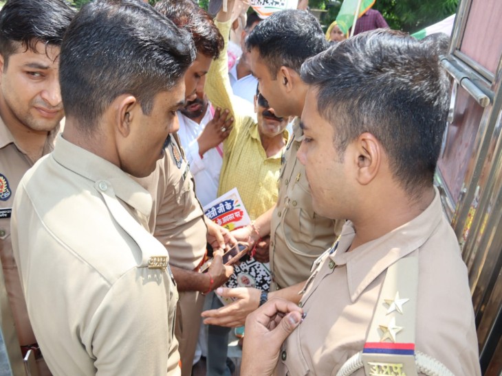 बड़ी संख्या में जुटे कांग्रेस कार्यकर्ताओं को देखते हुए मौके पर पुलिस बल तैनात रहा।