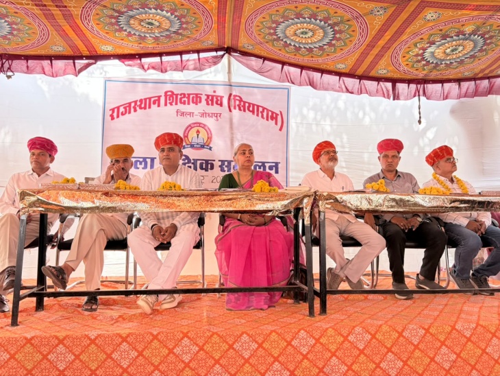 कार्यक्रम में मंचस्थ अतिथि।