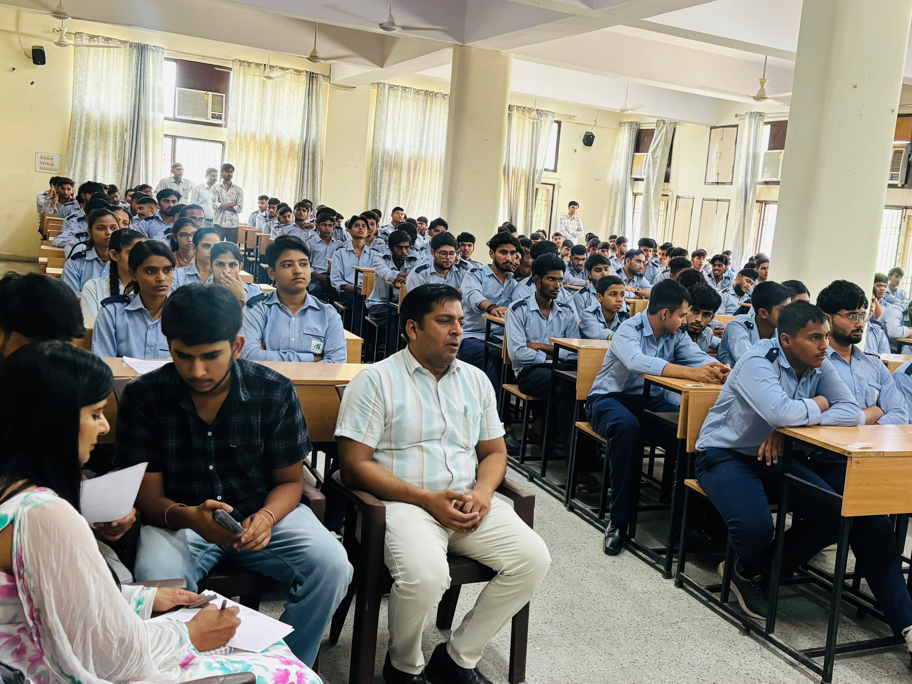 सोनीपत की आईटीआई में आयोजित कार्यक्रम में मौजूद स्टूडेंट्स एवं स्टाफ।