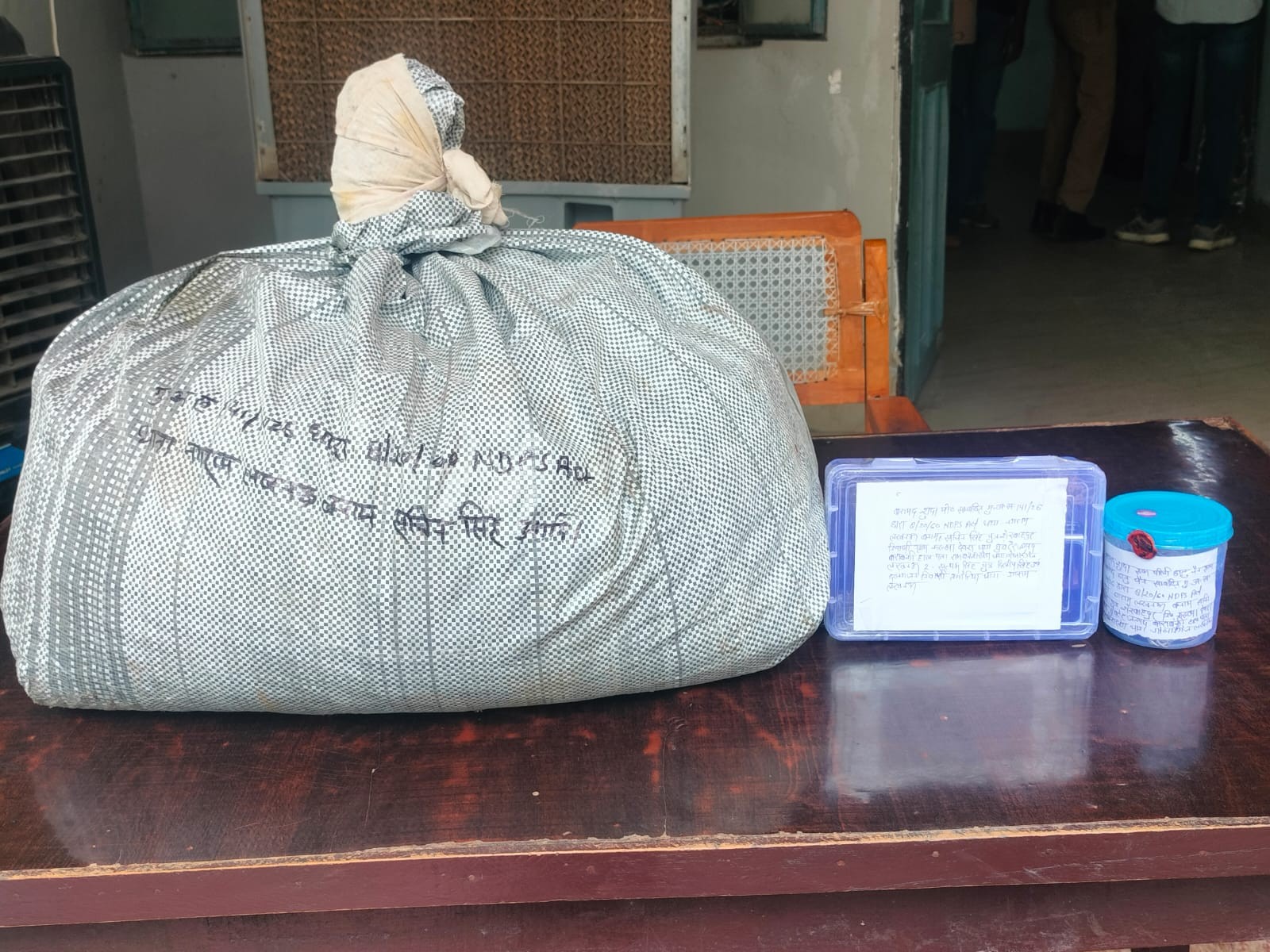 इस बोरी के अंदर गांजा भरा है। पुलिस ने 3 मोबाइल फोन भी जब्त किए।