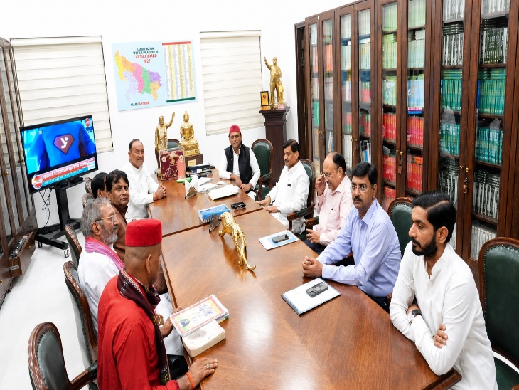 तस्वीर अगस्त, 2026 में जनेश्वर मिश्र ट्रस्ट के ऑफिस (7, बंदरिया बाग) में लोहिया ट्रस्ट की बैठक की है। इस दौरान अखिलेश यादव, शिवपाल यादव, आदित्य यादव समेत सभी सदस्य मौजूद थे।