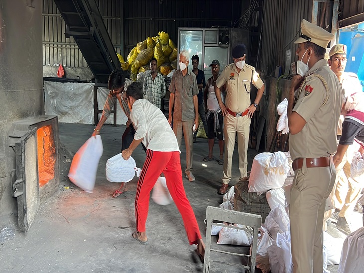 फरीदाबाद में नशीले मादक पदार्थों जलवाती पुलिस। - Dainik Bhaskar