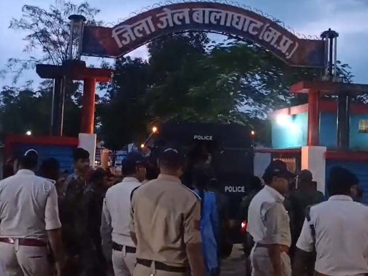 आरोपियों को जेल ले जाती पुलिस।