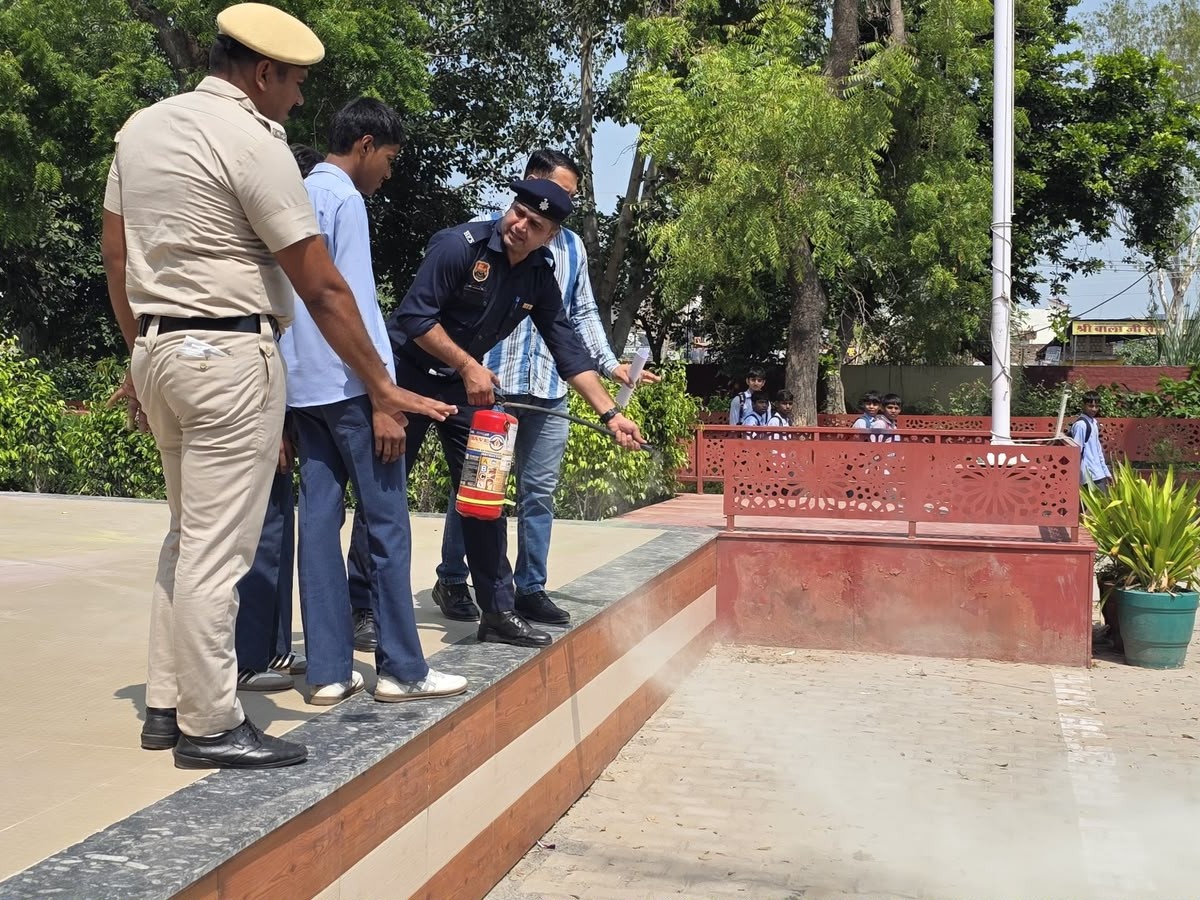 फायर अधिकारी बोले- आग लगने पर घबराए नहीं, आग से बचाव की जानकारी दी|हांसी,Hansi - Dainik Bhaskar