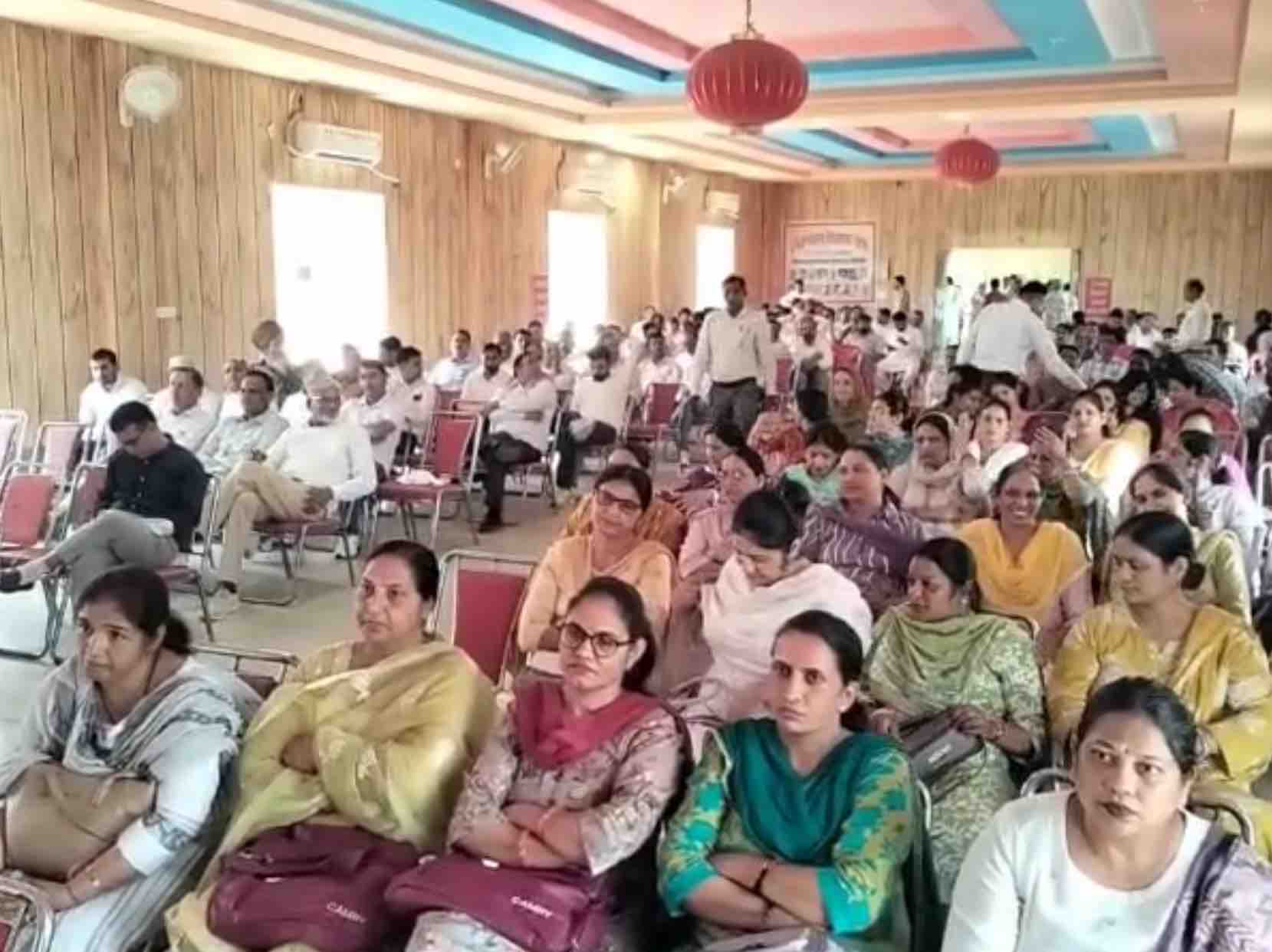 सम्मेलन में जिले के विभिन्न स्कूलों से 78 महिलाओं समेत कुल 389 शिक्षकों ने हिस्सा लिया।