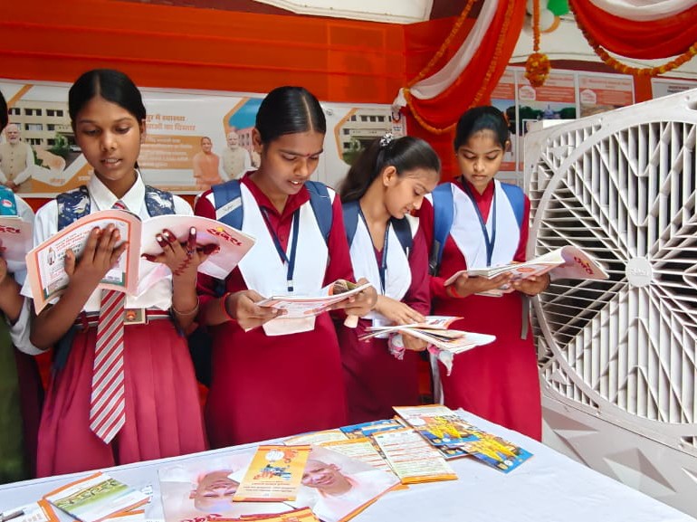 जौनपुर कलेक्ट्रेट परिसर में ‘सेवा संकल्प अभियान-2026’ के तहत एक प्रदर्शनी लगाई गई।