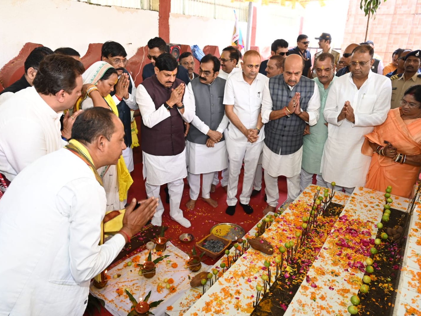 राजा शंकर शाह और कुंवर रघुनाथ शाह को नमन करते मुख्यमंत्री एवं अन्य।