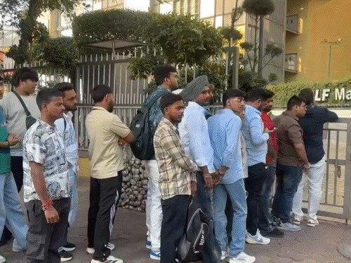 पंजाब से आया खरीदार बोला- सुबह से लाइन में लगा, तब नंबर आया; 2 Pro Max खरीदे|नोएडा (गौतम बुद्ध नगर),Noida (Gautambudh Nagar) - Dainik Bhaskar