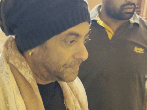 Salman Khan was seen wearing a black cap on his head and a shawl around his neck.