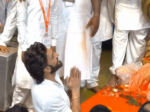 रणवीर सिंह ने हाथ जोड़कर बप्पा का आशीर्वाद लिया।