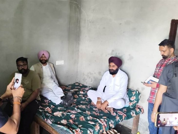 सुरक्षाकर्मी पूर्व मंत्री रवनीत बिट्‌टू को एक कमरे में ले गए, जहां उन्होंने हमले के आरोप में पकड़े 2 व्यक्तियों (दाएं और बाएं) को भी बैठा लिया।